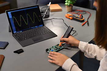 woman using IkaScope 